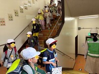 階段をつかって静かに移動します