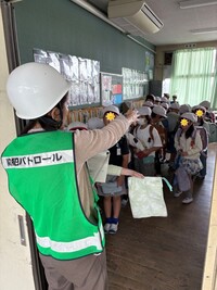 引き渡しのため、校庭に避難します