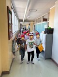 手をつないで移動します