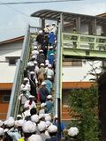 学校前、産業道路の歩道橋