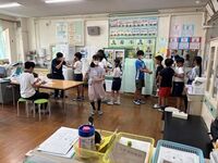 自分で下瞼を下げます
