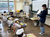 音楽委員会の子たちが説明していました(はばたき学級にて)