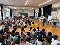 子どもたちとコミュニケーションをとりながら授業が進みます