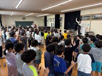 実際に、子どもたちに吹き方など指導してもらいます