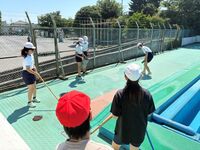 ブラシを使ってこすります