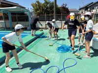 プールサイドの汚れが残っている部分をきれいにします