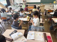 二人組でシの音を聞き合っていました