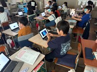 自分の手をタブレットで撮影