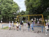 遊具の順番を待って遊びます