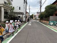 整列し、車に注意して歩いて向かいます