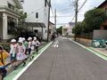 整列し、車に注意して歩いて向かいます