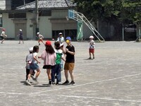 先生たちも一緒になって遊んでいます