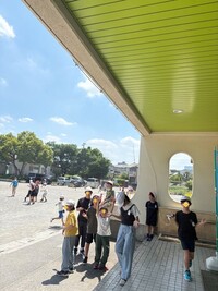鬼ごっこの途中で涼みに集まります