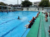足でバチャバチャ水しぶきを上げます