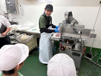 機械で、とんかつ用のサイズに切ってくれます