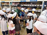 店長さんがあんこの業務用のサイズを見せてくれました