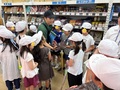 店長さんがあんこの業務用のサイズを見せてくれました