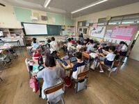4クラスが一つの教室に集まって自習をしています