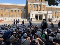 かはくの見学が終わり日陰に集合しました