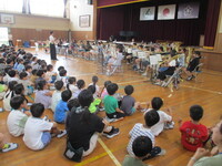 聞いている子たちもリズムをとっています