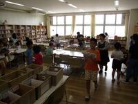 図書室もたくさんの子たちで賑わっています