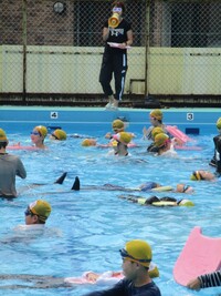 浮力のある物を胸に抱いて浮き続けます