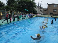 浮力のある物を投げます
