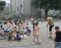 楽しそうに水をかけあっていました