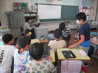 休み時間の教室(6年生)