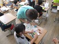 先生がカッターで切ります