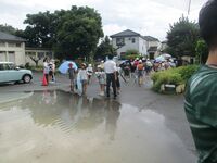 子どもたちも大きな水たまりにびっくり