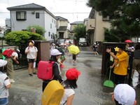 通れるように水を掃きます