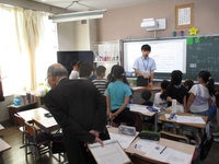 子どもたちも健気に授業を盛り上げています