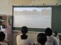 自分たちの演技を食い入るように見ています