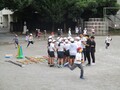 昼休みなので多くの子たちが校庭で遊んでいます