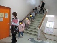 手すりにしっかりつかまって