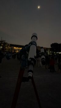 おぼろ月でも、望遠鏡を通すとバッチリ観察できます