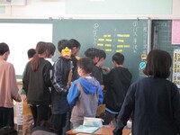 修学旅行のバスの座席を決めていました