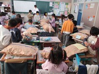 中に新聞紙が入っています