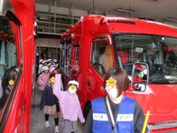 交通事故で活躍する車両　見たこともない装備品です