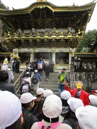 東照宮では専門のガイドさんから丁寧な説明を受けました
