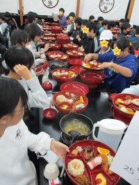 2日目の昼食です。器の大きさにびっくり!
