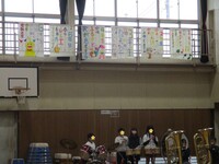 演奏する曲名が掲示されています(5年)