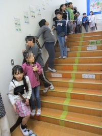 階段で待機している様子(3年生)