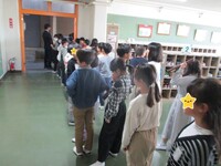 入場前の様子、ドキドキです(3年生)