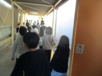 入場前の様子、やはりドキドキです(4年生)