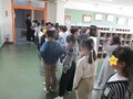入場前の様子、ドキドキです(3年生)