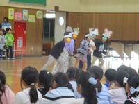 「おおきなかぶ」(1年生)