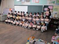 夢が書かれたメッセージカードを持って