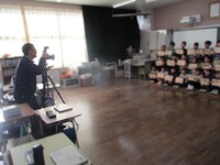 カメラマンとのやり取りで笑顔に